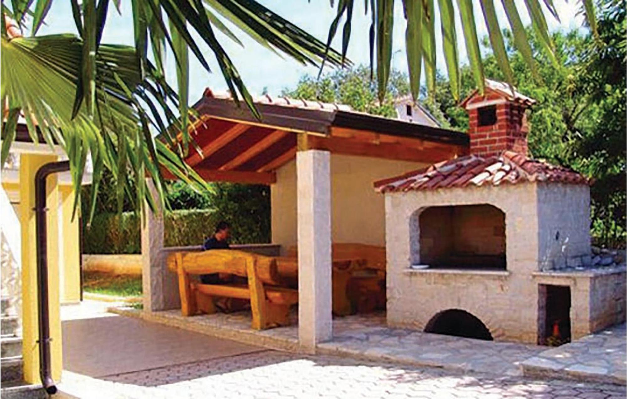 1 Bedroom Beautiful Apartment In Poreč Exterior foto