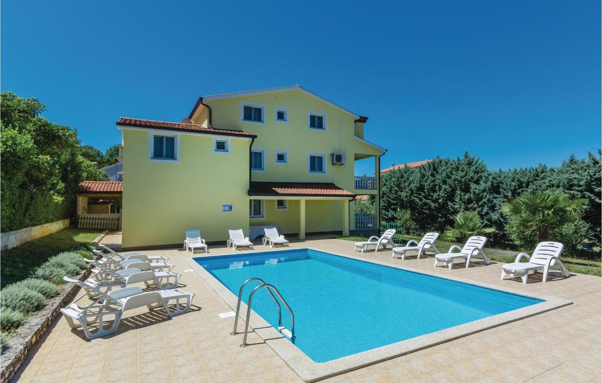 1 Bedroom Beautiful Apartment In Poreč Exterior foto